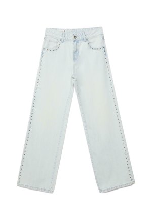 Jean pattes d'éléphant bleu clair avec des clous argentés le long des coutures extérieures et des poches avant, fermeture par bouton et passants pour ceinture.