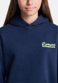 Hoodie bleu marine en mélange de coton, avec une poche frontale et un logo "Element" brodé en vert sur la poitrine gauche.