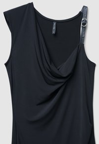 Schwarzes ärmelloses Oberteil mit einem drapierten Ausschnitt, aus glattem Stoff, asymmetrischem Schnitt und einem dekorativen Träger mit einem Metalldetail in Form eines Rings.