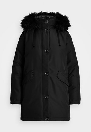 Cappotto isolante nero con cappuccio foderato in pelliccia sintetica, bottoni a scatto, cordini e tasche laterali. Esterno liscio con un design elegante.