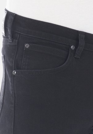 Jeans in denim neri con una texture liscia, design standard a cinque tasche e rivetti metallici. Include un'etichetta del marchio sulla vita.