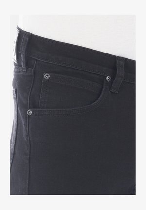 Schwarze Denim-Jeans mit glatter Textur, klassischem Fünf-Taschen-Design und Metallnieten. Enthält ein Markenlabel am Bund.