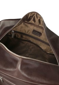 Borsa in pelle marrone con un interno in tessuto marrone. Presenta una chiusura con zip e una tasca interna con pannello in rete per l'organizzazione.