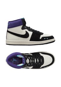 Baskets montantes Nike en suède et cuir noirs, semelle intermédiaire blanche, accents violets, bout perforé et doublure intérieure à motif.