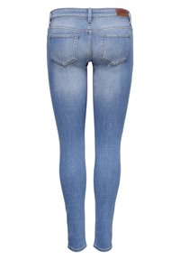 Jeans ajustados de mezclilla azul claro con una textura suave, que cuentan con dos bolsillos traseros y una etiqueta de marca marrón en la cintura.