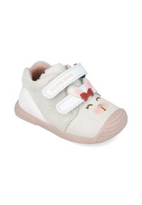 Zapatos infantiles de ante gris claro con diseño de cara de conejo, correas de velcro blancas y acentos en rosa. Punta redondeada y suela texturizada.
