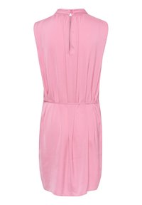 Vestido sin mangas rosa con cuello alto, abertura en la espalda con forma de llave y detalle de cintura fruncida.
