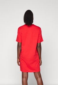 adidas Sportswear ESSENTIALS 3-STRIPES SINGLE BOYFRIEND - Trikotāžas kleita - better scarlet