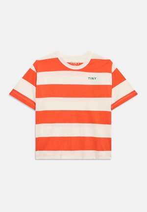 Kurzärmeliges T-Shirt mit breiten horizontalen orange-weißen Streifen und kleinem grünen "TINY"-Schriftzug auf der linken Brust.