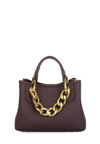 Borsa a mano in pelle viola scuro con superficie texturizzata, dotata di accessori in metallo dorato e una catena decorativa o manico. Design compatto, senza motivi.