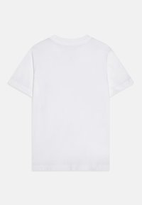 Λευκό βαμβακερό μπλουζάκι με κοντά μανίκια, στρογγυλή λαιμόκοψη και λεία υφή. Η πίσω όψη δείχνει έναν απλό, χωρίς ραφές σχεδιασμό.