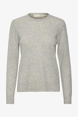 Lichtgrijze pullover van zacht, gestructureerd gebreid materiaal. Voorzien van een ronde halslijn en lange mouwen met geribbelde boorden.