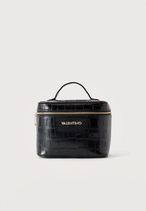 Μαύρο νεσεσέρ Valentino με υφή κροκοδείλου, χρυστό φερμουάρ και χειρολαβή στην κορυφή σε απλό λευκό φόντο.