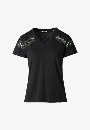 Camiseta negra con escote en V, de manga corta, con intrincados detalles de encaje en los hombros y una tela suave y texturizada.