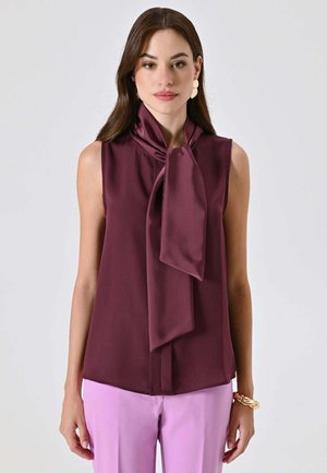 Blusa senza maniche color bordeaux con ampio colletto a fiocco realizzata in tessuto liscio; presenta un taglio dritto e un design minimalista.