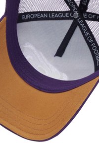 Violet ir aukso spalvos kepurė su struktūrizuota dizainu; turi tinklelinę vidinę dalį, lenktą vizorą ir etiketę su užrašu "EUROPOS FUTBOLO LYGOS".