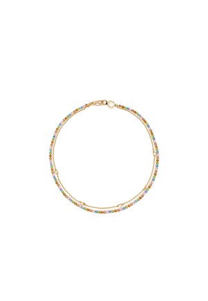 Złota bransoletka złożona z dwóch splątanych łańcuszków ozdobionych wielokolorowymi kamieniami rhinestone. Gładka faktura, okrągłe zapięcie i błyszczące akcenty.