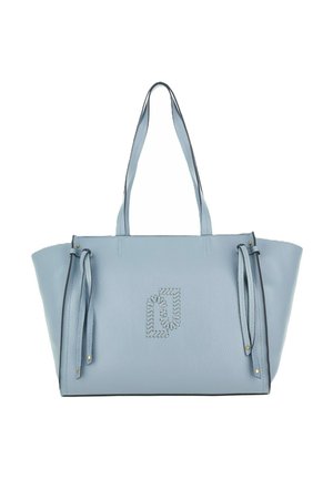 Bolso tote de cuero azul claro con dos asas, flecos laterales con tachuelas doradas y un detalle de logotipo cosido en el panel central delantero.