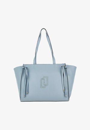 Bolso tote de cuero azul claro con dos asas, flecos laterales con tachuelas doradas y un detalle de logotipo cosido en el panel central delantero.