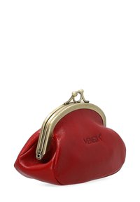 Rød læder møntpung med en karakteristisk rund form. Udstyret med en guldfarvet lukning og prægede brandnavn, der kombinerer glatte og strukturerede overflader.