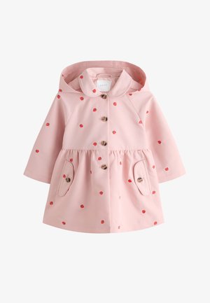 Pink regnjakke til småbørn med hætte, brune knapper, to forlommer og små røde jordbærtryk spredt over stoffet.