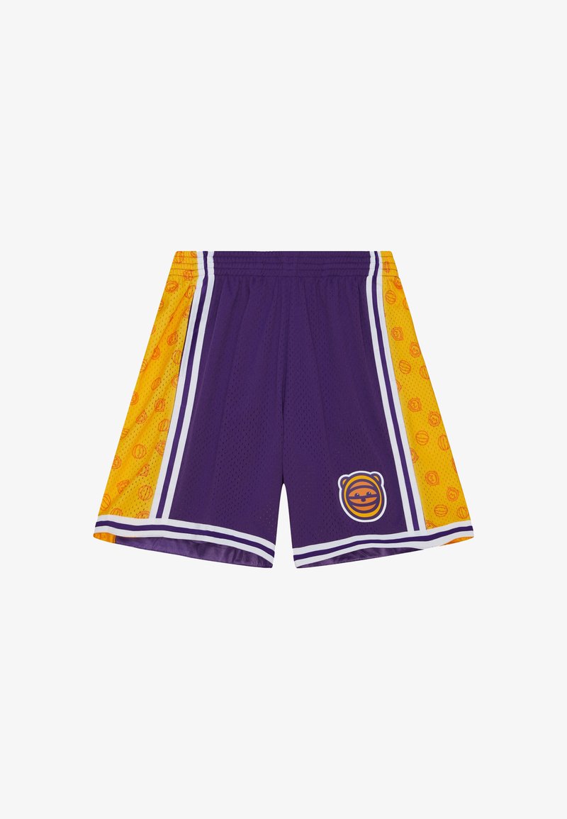 Shorts de basket-ball violets et jaunes avec texture en maille, taille élastique, rayures latérales et logo circulaire à l'avant. Accents à motifs d'un côté.