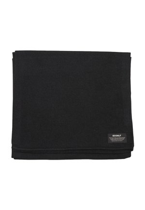Złożony czarny koc Ecoalf z fakturowanej tkaniny z małą tkana metką marki na jednym z rogów.