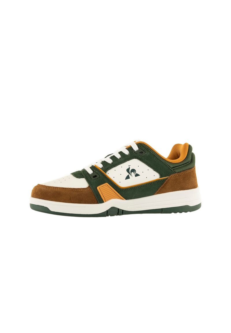 Sneaker in suede verde e marrone con dettagli in pelle bianca, punta rotonda, lacci bianchi e suola testurizzata; presenta il logo sul pannello laterale.