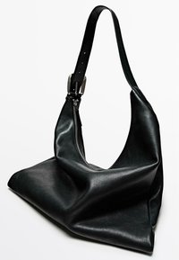 Schwarze Leder Schultertasche mit lässigem Design, ausgestattet mit einem Reißverschluss und einem breiten, verstellbaren Schulterriemen. Glatte Textur mit minimalem Zubehör.
