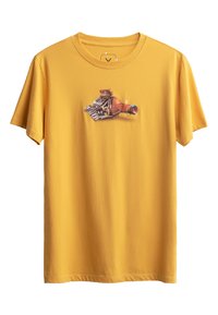T-shirt en coton jaune présentant un graphique d'un chat sur des livres empilés. Manches courtes et col rond avec une coupe standard.