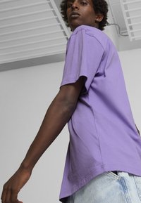 Puma DOWNTOWN 180 GRAPHIC - Nyomott mintás póló - lavender alert