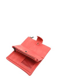 Korálová kožená peněženka s kapsou na zip, uzávěrem na knoflík a několika přihrádkami na karty. Hladký povrch a průhledné okénko na identifikační doklad uvnitř.