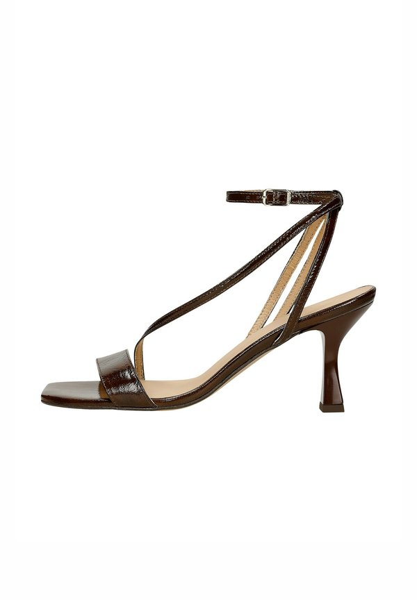 LAKIEROWANE Z CIENKIMI PASKAMI - Riemensandalette