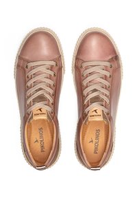 Zapatillas de cuero marrón con punta redonda, cordones beige y suela texturizada. La marca es visible en la plantilla.