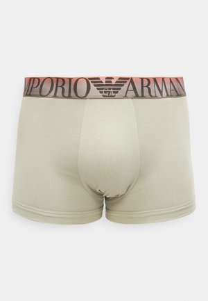 Bóxers para hombre de color beige claro con una amplia pretina degradada en tonos marrón y naranja, con el logo de Emporio Armani y el emblema del águila en el centro.