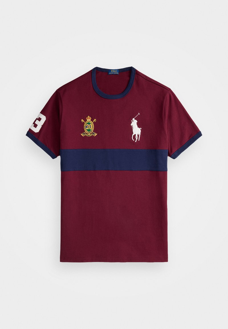 Bordeaux bomulds t-shirt med en navy vandret stribe, prydet med hvide logoer, herunder en rytter og nummer 3, samt broderede detaljer.