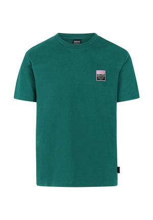 Groen katoenen T-shirt met korte mouwen, ronde hals en een klein rechthoekig meerkleurig logoplakje op de linkerborst.