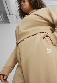 Puma BETTER CLASSICS - Tréningruha alsók - prairie tan