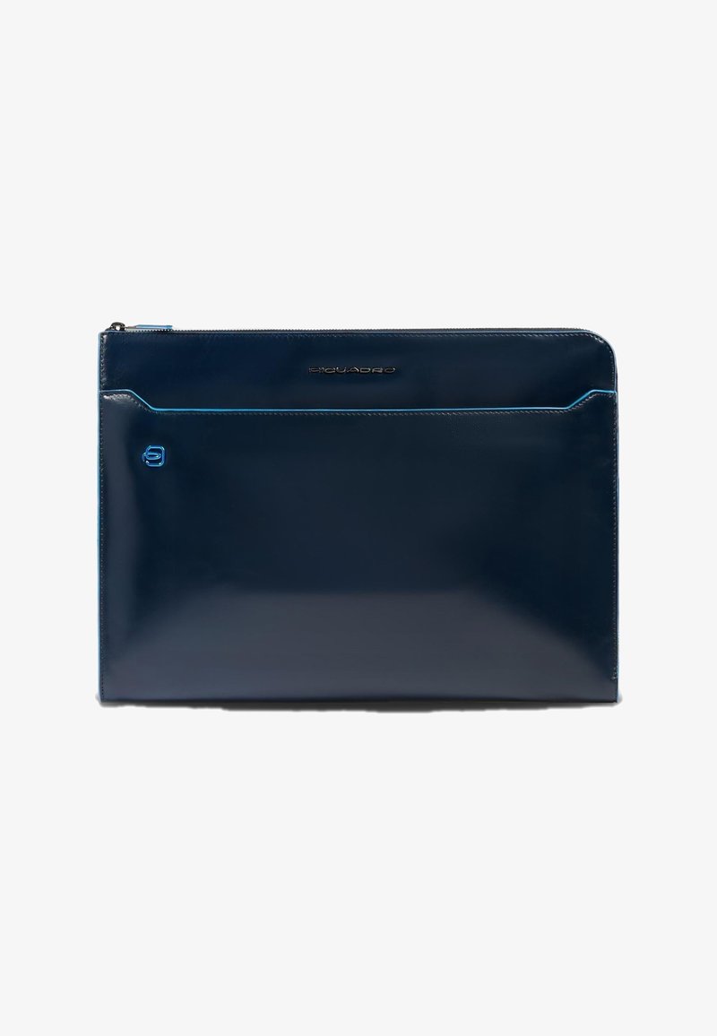 Funda para portátil de cuero azul marino con acabado brillante, que cuenta con un bolsillo frontal y cierre con cremallera. Destacada con costuras en azul contrastante.