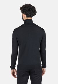 Maglione a collo alto nero realizzato in tessuto a maglia liscia, con maniche lunghe, design aderente e polsini e orlo a coste.