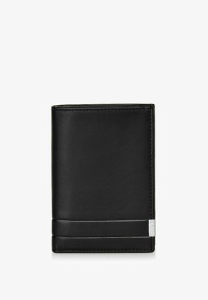 Czarny skórzany portfel o gładkiej fakturze, w formacie bi-fold, z dwoma poziomymi paskami blisko podstawy. Srebrne logo po boku.