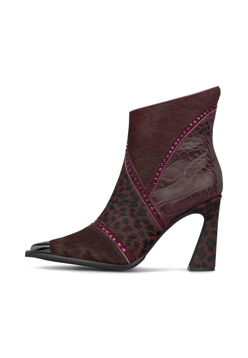 Botín marrón de tobillo con punta afilada, de cuero y patrones texturizados, con print de leopardo, acentos de cocodrilo y detalles de rhinestones morados en los lados.
