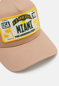 New Era LICENSE PLATE TRUCKER UNISEX - Naģene - beige