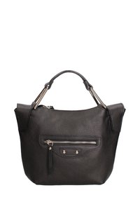 Borsa a mano in pelle nera dalle texture a ciottoli con una tasca anteriore con cerniera, hardware in argento e una forma strutturata. Presenta due manici superiori per il trasporto.