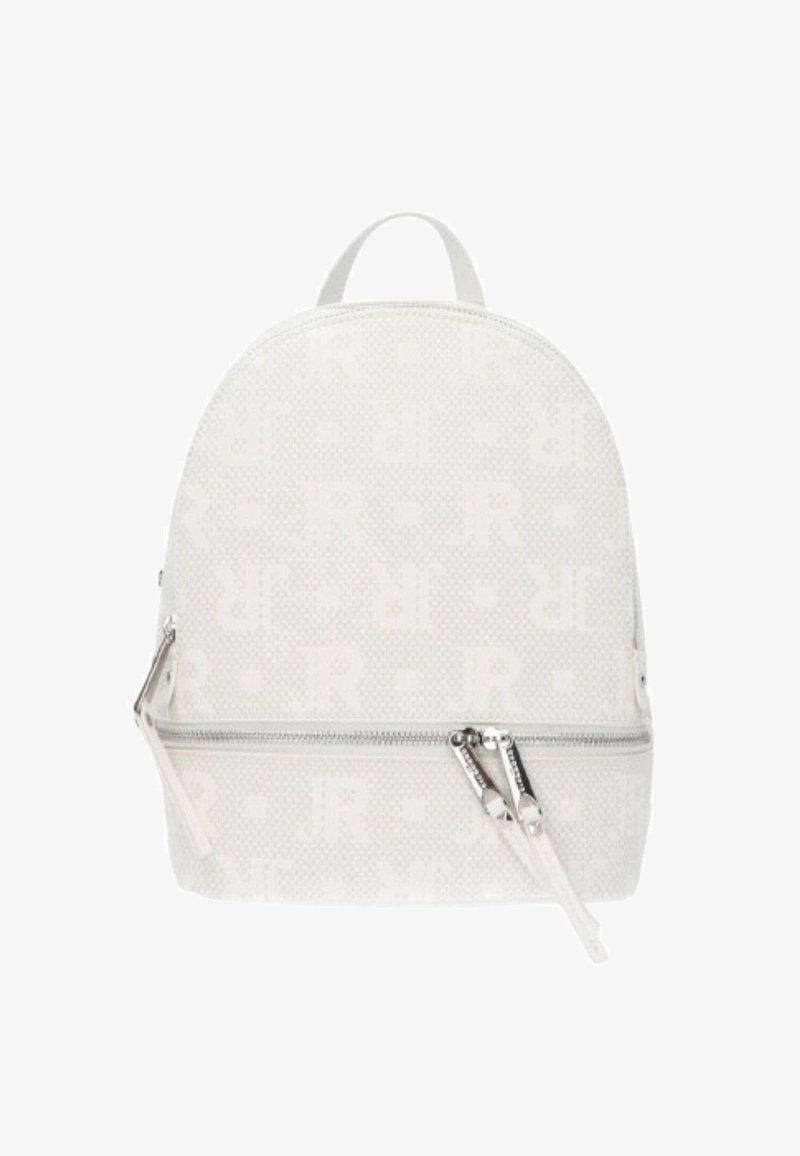 Zaino bianco testurizzato con forma arrotondata, dotato di una tasca frontale con zip e hardware argentato. Decorato con un sottile dettaglio del logo.