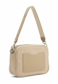 Beige schoudertas met een gestructureerd oppervlak, ritssluiting en een klein voorvak. De schouderband is verstelbaar en heeft metalen hardware.