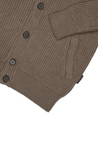 Brązowy sweter z dzianiny o ryflowanym wzorze, z czarnymi guzikami, bocznymi kieszeniami i metką. Projekt charakteryzuje się luźnym krojem i długimi rękawami.