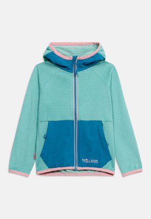 Dziecięca bluza z kapturem zapinana na zamek w jasnym kolorze teal z ciemniejszymi kieszeniami z przodu i różowym obszyciem, z logo Trollkids na kieszeni.