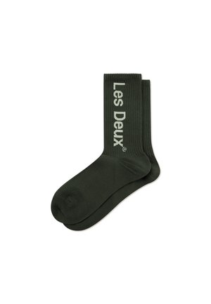 Dark green ribbed socks with a logo reading "Les Deux" in light green, featuring a soft texture and standard sock length.