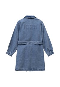 Chaqueta de denim en azul claro con cintura ceñida por un cinturón, collar con botones y mangas con fruncidos. Cuenta con el logo embellecido "IKKS" en la parte de atrás.